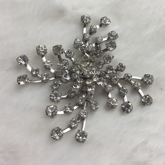 Vintage Jewelry - Vintage Rhinestone Diamond Snowflake Pin Brooch Vintage Jewelry - Vintage Rhinestone Diamond Snowflake Pin Brooch